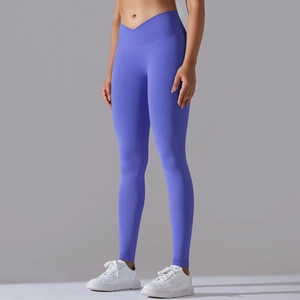 Dettaglio dei leggings da yoga a vita alta con vita a V e design lift senza cuciture
