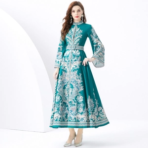 Robe longue bleu sarcelle avec imprimé paisley, col montant et manches évasées
