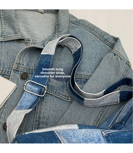 Détail du sac en jean patchwork bleu avec sangle à boucle métallique argentée réglable