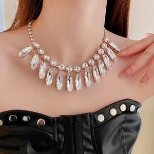 Détail macro du collier à franges goutte de luxe avec cristaux sur un mannequin mode