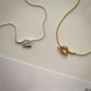 Detailansicht der unregelmäßigen Perlenketten in Gold und Silber mit modischen T-Verschlüssen