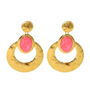 Gehamerde gouden cirkelvormige oorbellen met roze natuursteen voor een vintage look