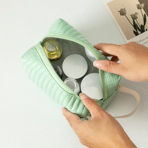 Borsa da trucco trapuntata in PU verde chiaro con grande capacità e maniglia per il viaggio