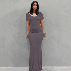 Detalle de un vestido largo ajustado en gris malva con mangas cortas y tejido elástico