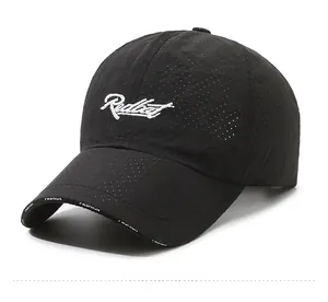 Gros plan sur le tissu en maille noire respirante et la broderie Redbat sur la casquette