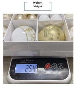 Dettaglio delle palline di Natale su una bilancia che indica un peso di 254g