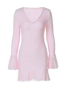 Mini-robe en dentelle rose avec col en V, manches cloche et ourlet à volants