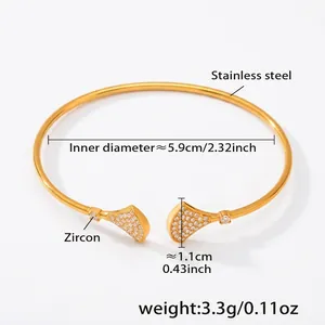 Détail du bracelet étoile de mer en acier doré avec des accents de zircon brillants