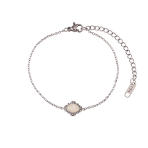 Silberarmband mit ovalem Opal und glänzenden Kristallen an einer 18K Weißgoldkette