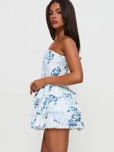 Robe bustier courte à fleurs bleue élégante avec jupe à volants et design à étages
