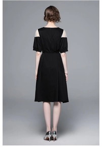 Vue arrière robe mi-longue noire style français avec découpes blanches aux épaules