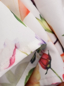 Vue macro du tissu popeline à imprimé floral avec coutures précises et beau drapé