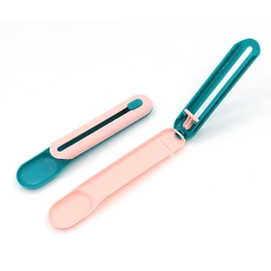 Cuillère à presser pour friandises chat rose et bleu, vue ouverte et fermée pour l'alimentation