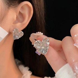 Boucles d'oreilles cœur en argent avec cristaux effet glace sur main et mannequin