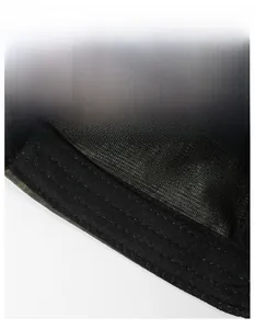 Détail macro montrant le bandeau anti-transpiration d'une casquette militaire noire