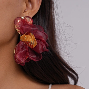 Détail de boucles d'oreilles fleur en mousseline bordeaux avec cœur doré