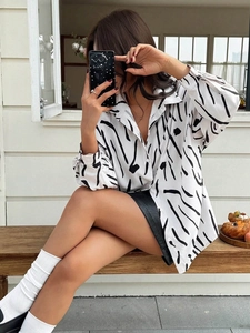 Camicia casual da donna bianca con strisce nere astratte, vestibilità comoda per primavera
