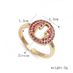 Makroaufnahme: 1,3 cm vergoldeter Hamsa-Ring mit lila Zirkonia und Hohlpalmen-Detail