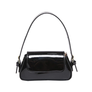 Mini borsa a tracolla in pelle verniciata nera lucida con dettagli in metallo dorato