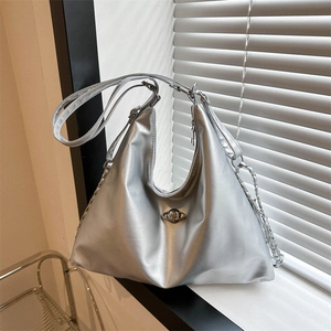 Women PU Leather Shoulder Bag Metallic Finish Large Capacity Chain Strap Streetwear Style Hobo Tote Bag