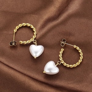 Boucles d'oreilles créoles torsadées dorées avec perles en forme de cœur sur soie