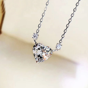 Elegant heart-shaped zircon necklace with silver O-chain and sparkling side stones