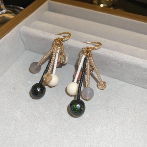 Details von Vintage-Perlenohrringen mit bunten Perlen und Zirkonia-Akzenten