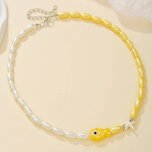 Dettaglio della collana di perline con pesce giallo a pois e ciondolo a stella marina