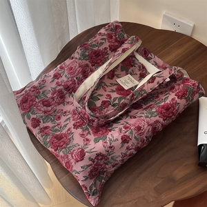 Gros plan sur le tissu jacquard floral vintage et l'étiquette intérieure du sac à main