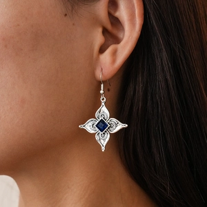 Orecchini vintage in argento con pietre di zircone blu profondo e incisioni etniche