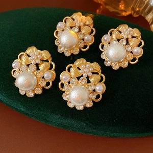 Detailansicht von Vintage-Blumenohrringen mit Perle und funkelnden Kristallakzenten