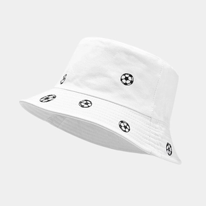 Vue détaillée d'un chapeau bob en coton blanc avec motifs de football classiques et couture