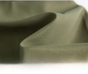 Primer plano de pantalón cargo verde militar mostrando la textura duradera de la tela