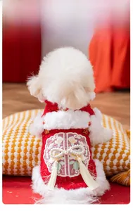 Dettaglio del gilet festivo per cani con bordi in finta pelliccia e ricami rossi