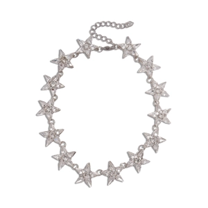Elegante collana a stelle argentate con cristalli e chiusura a moschettone su fondo bianco