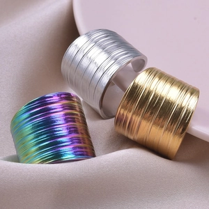 Macro di anelli regolabili in acciaio inossidabile con strisce nei colori argento, oro e rainbow