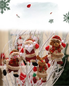 Détail des décorations de Noël en tissu avec Père Noël, bonhomme de neige et cerf