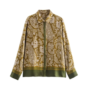 Ensemble satiné deux pièces avec imprimé paisley vintage en olive et jaune gingembre
