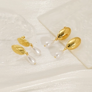 Boucles d'oreilles dorées avec perles gouttes sur un fond minimaliste élégant