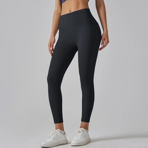 Detail van de zwarte high-waist yoga legging van zeer rekbare sportieve stof