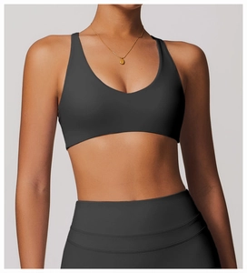 Gros plan d'une brassière de sport noire à col en U avec larges bretelles et tissu sans couture