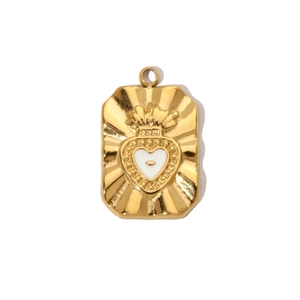 Détail d'un pendentif rectangulaire plaqué or 14k avec motif de cœur et de couronne