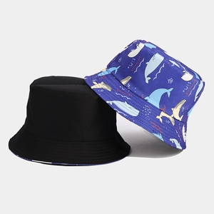 Dettaglio cappello double-face con lato nero e stampa balena blu in puro cotone