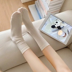 Chaussettes en coton peigné beige à côtes pour femmes dans un décor cosy