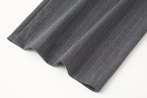 Détail macro de la texture du tissu gris à rayures fines du pantalon de costume