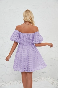 Détail de la texture à carreaux lilas au dos de la mini robe épaules nues