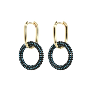 Détail de boucles d'oreilles ovales dorées avec pavé de cristaux bleus et noirs