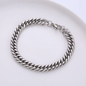 Nahaufnahme der 9mm Edelstahl Gliederkette in Silber auf einem weißen Tablett