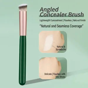 Λοξό πινέλο concealer με πράσινη λαβή και ροζ χρυσό μεταλλικό δακτύλιο για τέλειο μακιγιάζ