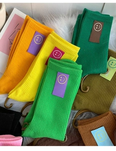 Vue détaillée de chaussettes en coton côtelé colorées avec écusson sourire et maille